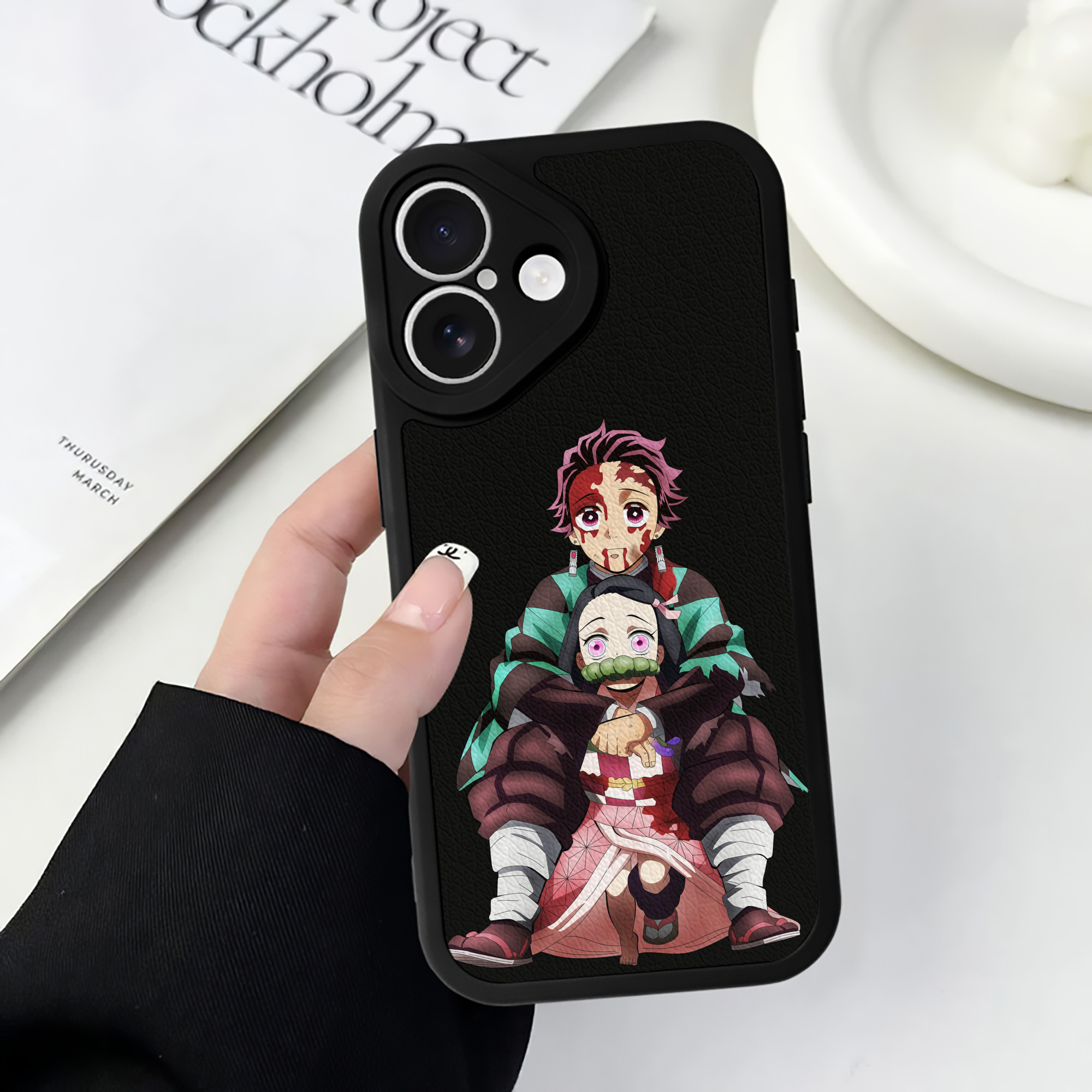 （画像用） 鬼滅の刃（きめつのやいば）竈門 禰󠄀豆子／かまど ねずこ Kamado Nezuko 【iPhone 16シリーズ対応】シリコンスマホケース（レザー調） 材質：シリコン